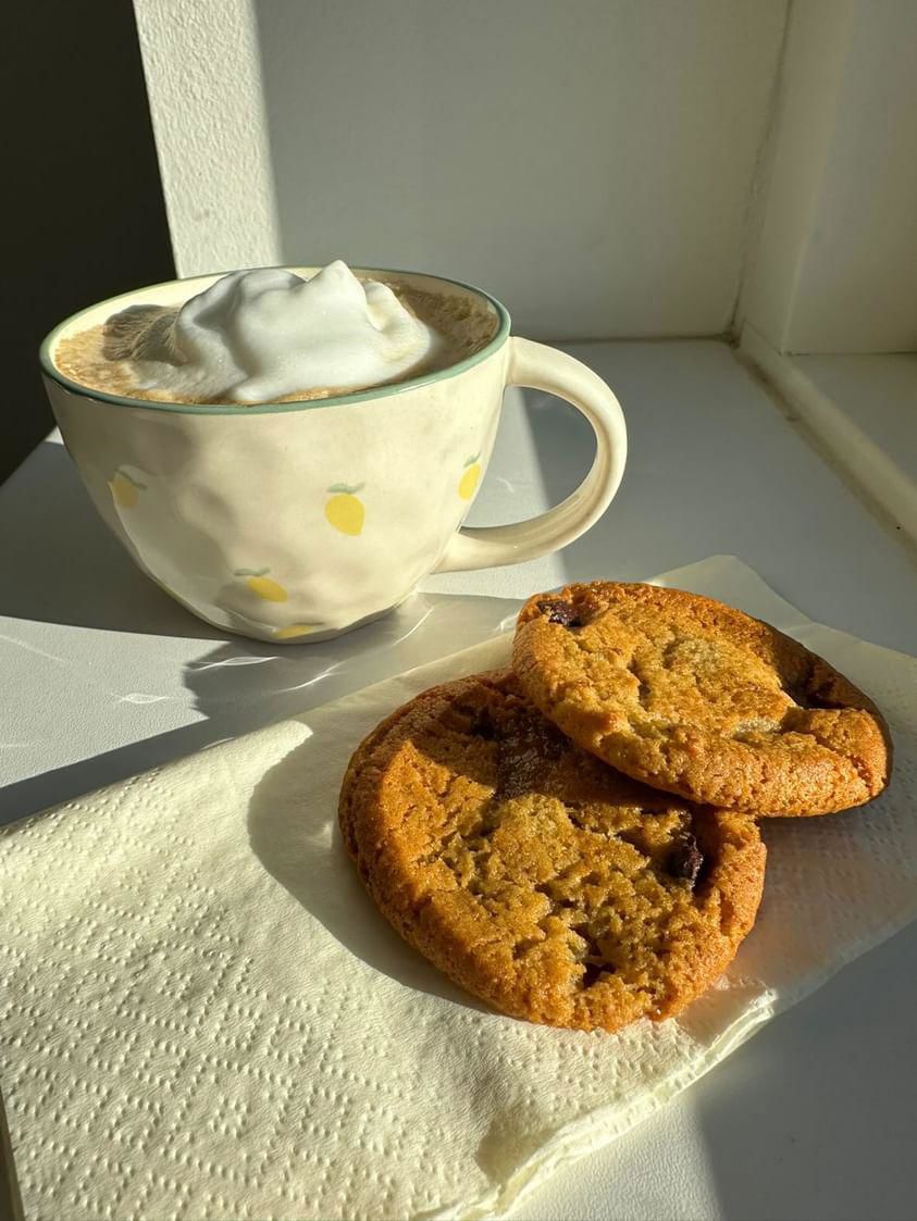 På billedet ses en kop kakao og et par cookies, som man kan få serveret, når man besøger CAS