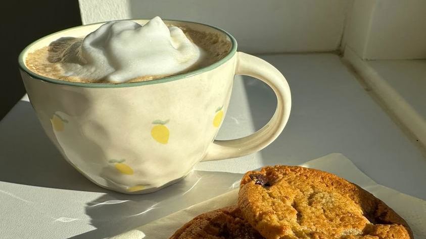 På billedet ses en kop kakao og et par cookies, som man kan få serveret, når man besøger CAS