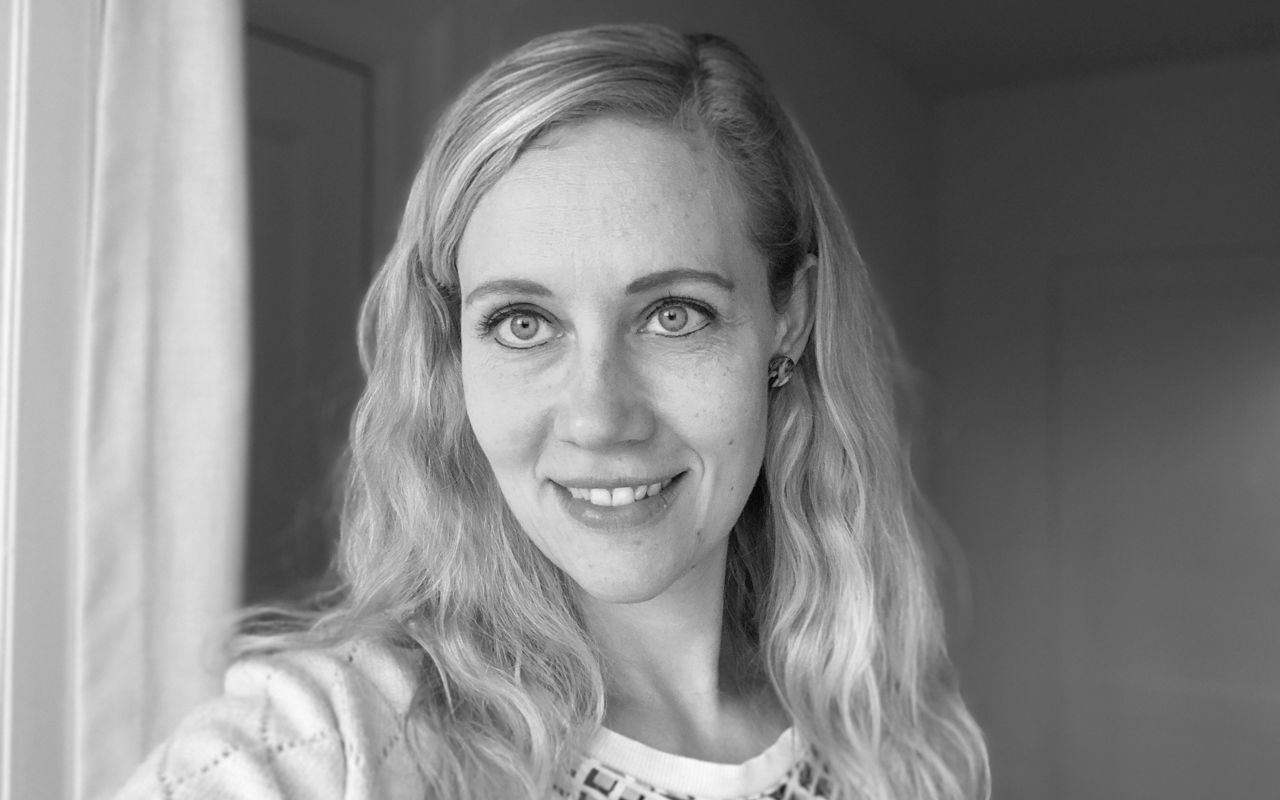 På billedet ses Ditte, der er ungebehandler i CAS