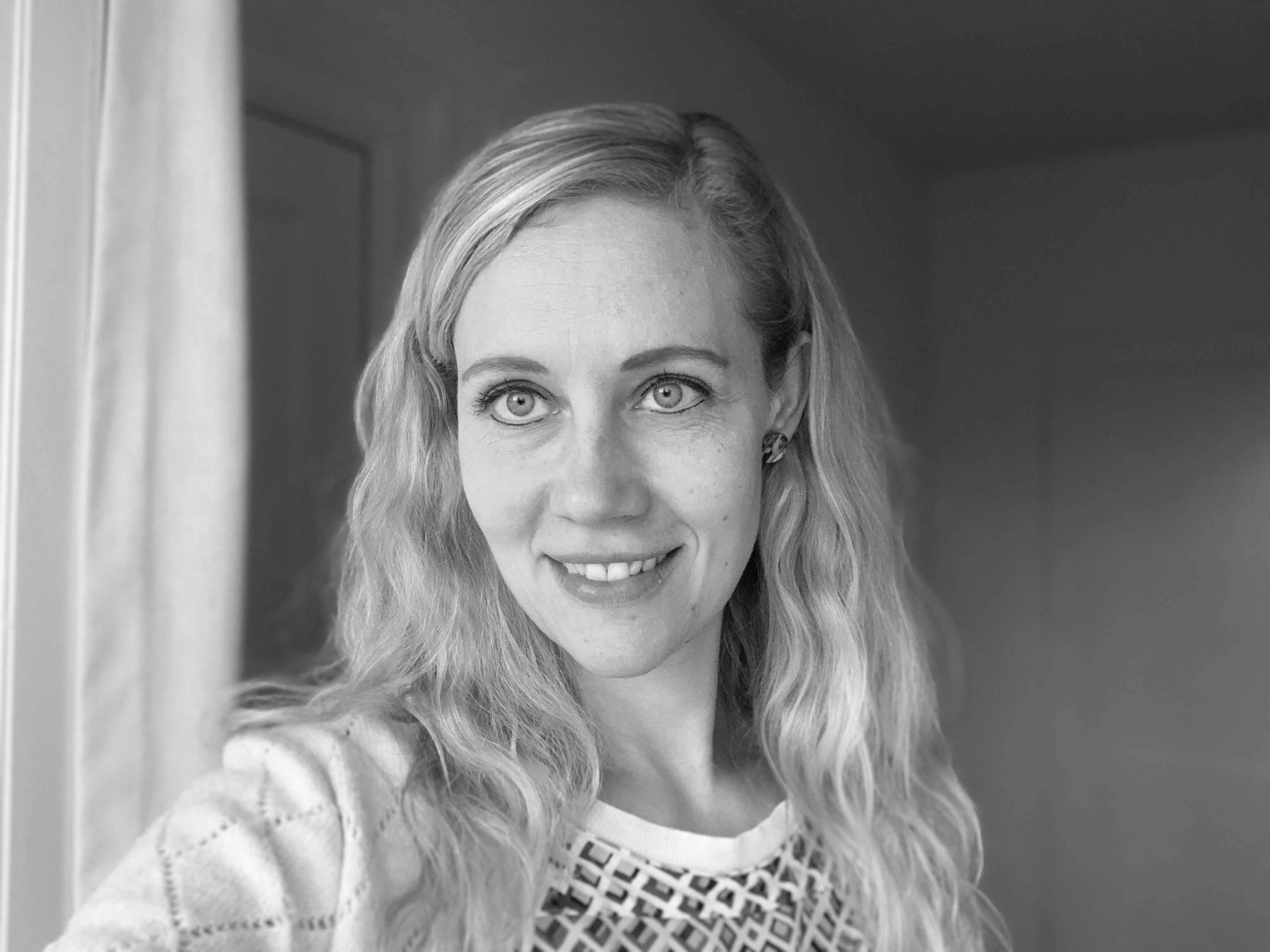 På billedet ses Ditte, der er ungebehandler i CAS